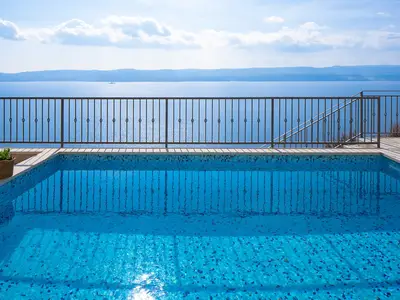 Der beeindruckende Blick auf den Horizont und das Meer vom Beckenrand aus vermittelt ein Gefühl von Unendlichkeit und vollkommener Ruhe