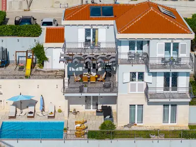 Die Villa befindet sich auf einem 500 Quadratmeter großen Grundstück. Sie ist umweltfreundlich und autark.