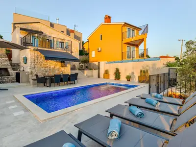 PoolOfHouse