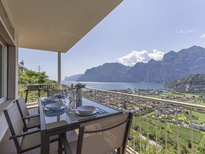 Die Terrasse mit herrlichem Blick auf den See