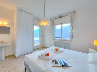 Das Schlafzimmer mit Blick auf die Terrasse mit Seeblick