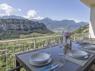 Die Terrasse mit Blick auf die Umgebung