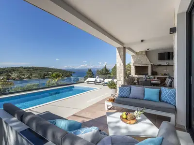 Terrasse überdacht vor dem Poolbereich