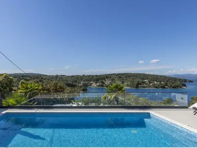 Privater beheizter 30 m2 großer Pool (8 x 3,7 m) mit Hydromassagesystem