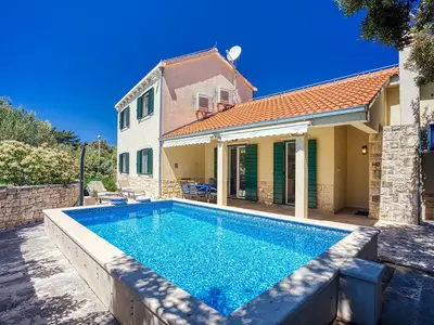NEU! Villa SAN mit beheiztem Pool, traditioneller Umgebung, 3 Schlafzimmer