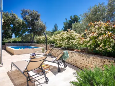 Die Villa San befindet sich auf der Insel Brač im Dorf Dračevica, 7 km vom kristallklaren Meer entfernt