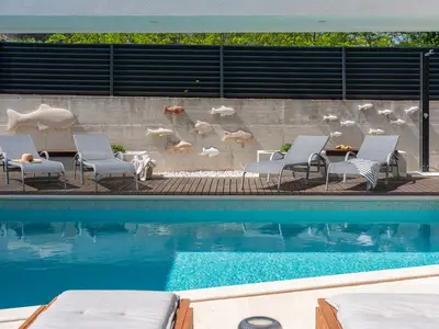 Privater 24 m2 großer Swimmingpool, umgeben von üppigem Grün, perfekt zum Entspannen unter der mediterranen Sonne