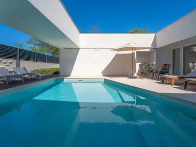 Klimaanlage in der gesamten Villa sorgt für angenehme Kühle und Komfort und kostenloses WLAN, um in Verbindung zu bleiben