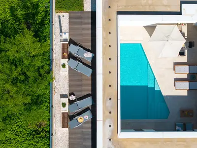Villa Island Pearl ist ein zeitgenössisches architektonisches Meisterwerk, das modernes Design nahtlos mit natürlicher Schönheit verbindet