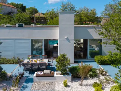 Diese Villa ist der ideale Rückzugsort für Familien oder Gruppen von Freunden (bis zu 8+2 Gäste), die einen ruhigen und dennoch luxuriösen Urlaub verbringen möchten