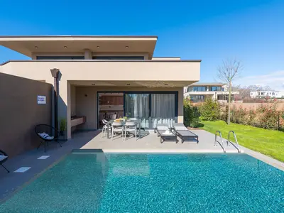 PoolOfHouse