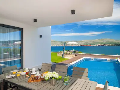Villa für 11 Personen (250 m²) in Okrug Gornji 1/10