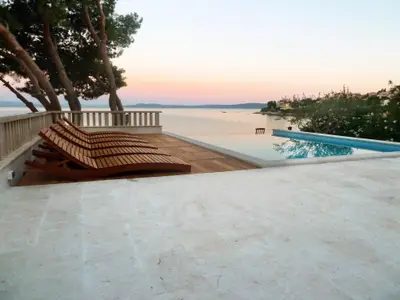Villa für 17 Personen (400 m²) in Okrug Gornji 6/10