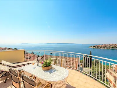 Villa für 12 Personen (180 m²) in Okrug Gornji 1/10