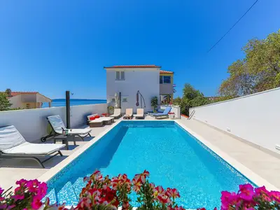 Villa für 12 Personen (180 m²) in Okrug Gornji 2/10