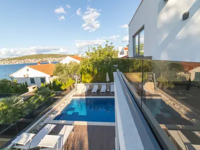 Villa für 11 Personen (250 m²) in Okrug Gornji 3/10