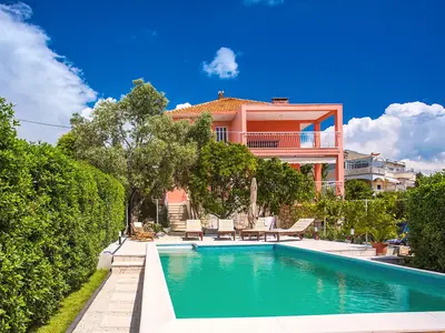 Großer Pool mit maximaler Privatsphäre und schöner Sonnenterrasse