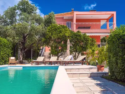 Villa Dawn mit beheiztem privatem Pool, in fußläufiger Entfernung zum Kiesstrand (100m)