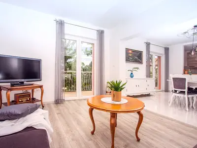 Wohnzimmer mit Ausgang zur Terrasse, verbunden mit Essbereich.