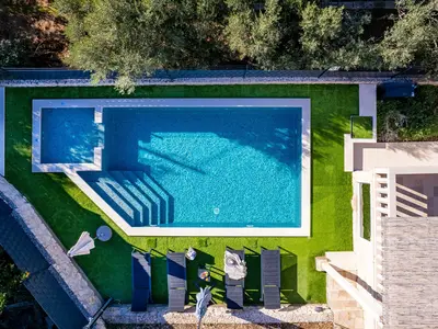 Schwimmbecken mit angeschlossenem flachem Teil mit Hydromassage, das Wasser ist mit dem chlorfreien System.