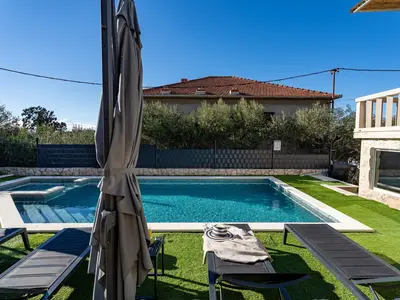 Der Außenbereich der Villa Moreta bietet einen privaten und beheizten Pool von 8,5 x 4 m.