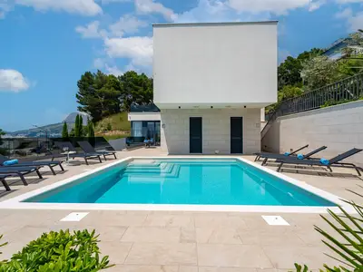 Located in quiet environment with 5 bedrooms and heated pool, 50m from beach
