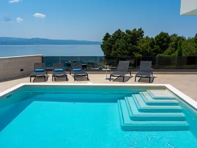 30 square meter heated pool, 6 deck chairs - ground floor level
