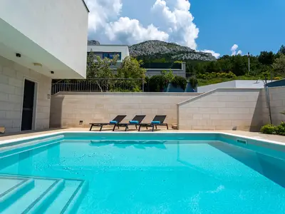 30 square meter heated pool, 6 deck chairs - ground floor level
