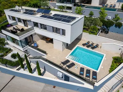 Located in quiet environment with 5 bedrooms and heated pool, 50m from beach
