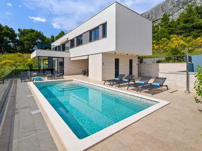 Heated Pool 8,6 m X 3,5 m with sun deck area and outdoor dining area with BBQ
