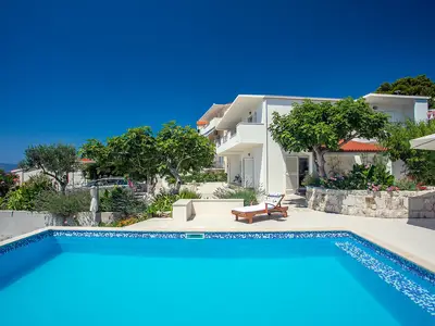 Privater 30 m2 großer beheizter Pool, 8 Liegestühle im natürlichen Schatten, 90 m vom Meer entfernt