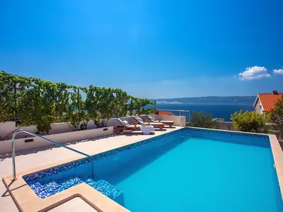 Genießen Sie den Meer- und Inselblick vom Poolbereich aus