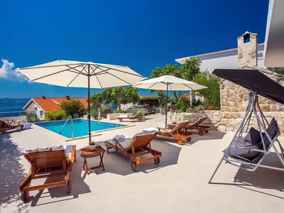 Privater 30 m2 großer beheizter Pool, 8 Liegestühle im natürlichen Schatten