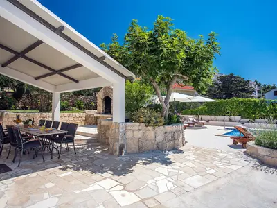  Essbereich im Freien neben dem Grill und Pool, direkter Ausgang von der Küche 