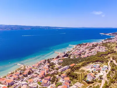 Location of Villa Oslo, within walking distance to the sea and Omiš
