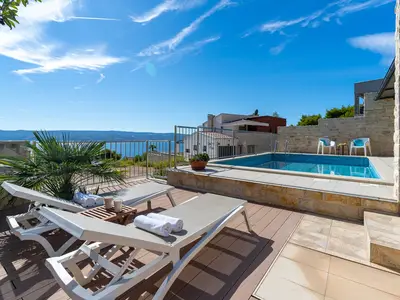  Private heated pool with 8 lounge chairs, sea view