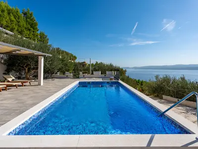 Privater 27 m2 großer Pool und bequeme Liegestühle, offener Meerblick
