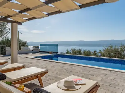 Privater 27 m2 großer Pool und bequeme Liegestühle, offener Meerblick