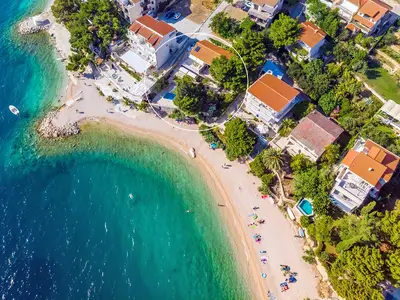Das Hotel liegt in einem kleinen Dorf Nemira in einem Vorort von Omiš und bietet alles, was Sie brauchen, zu Fuß erreichbar.