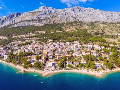 Nur 3 km von der Kleinstadt Omiš entfernt, einem berühmten Touristenort mit vielen Restaurants und schönen Stränden.