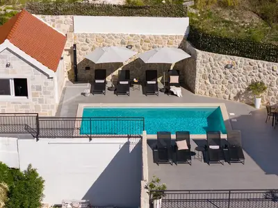 Villa King with a pol and a gym