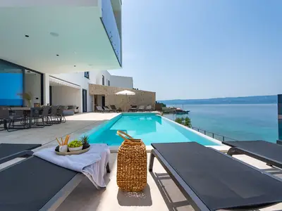 Villa Kiara with Finnish Sauna, a Billiard, 54sqm Heated pool with hydromassage, Exercise machine