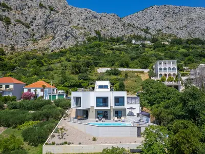 luxury 3-bedroom villa with infinity pool and stunning view, 600m from the beach
