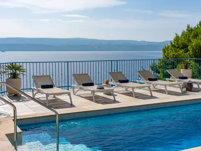 5 Schlafzimmer, 5 Badezimmer, 29 m2 großer privater und beheizter Pool, offener Meerblick