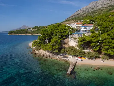 Genießen Sie vom Poolbereich aus den Blick auf das Meer und die Insel