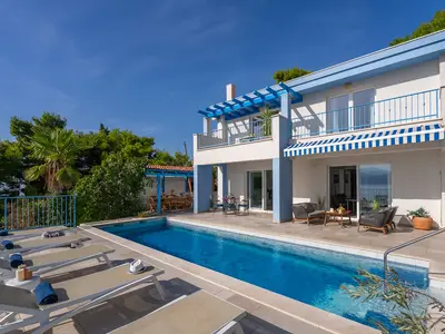 Die Villa Azzurro ist eine gut organisierte Unterkunft, die einen sehr komfortablen Aufenthalt für 10 Personen bietet