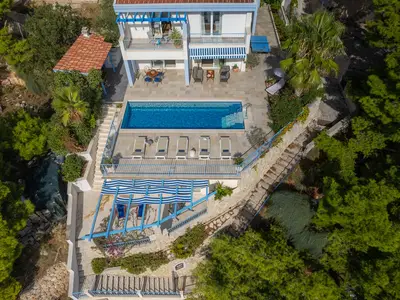 29 m2 großer privater und beheizter Pool, offener Meerblick, Kiesstrand ist nur wenige Schritte entfernt