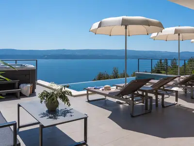 Eine atemberaubende Villa mit drei Schlafzimmern, die bequem Platz für 6+2 Gäste bietet
