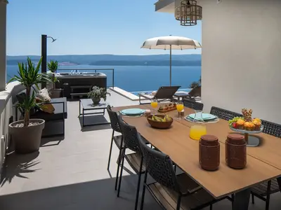 Gehen Sie nach draußen und entdecken Sie Ihren privaten Infinity-Pool (7,5 m x 3 m), komplett mit Heizung und Hydromassage-Funktionen sowie einem fortschrittlichen Elektrolyse-Filtersystem ohne Chlor