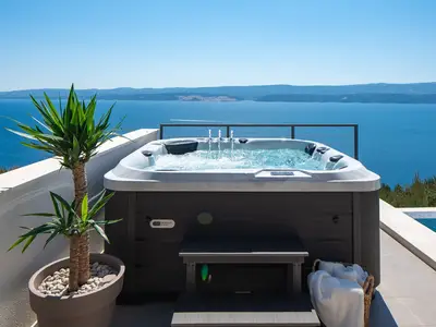 Entspannen Sie sich im einladenden Whirlpool oder genießen Sie die Sonne auf dem großzügigen Sonnendeck